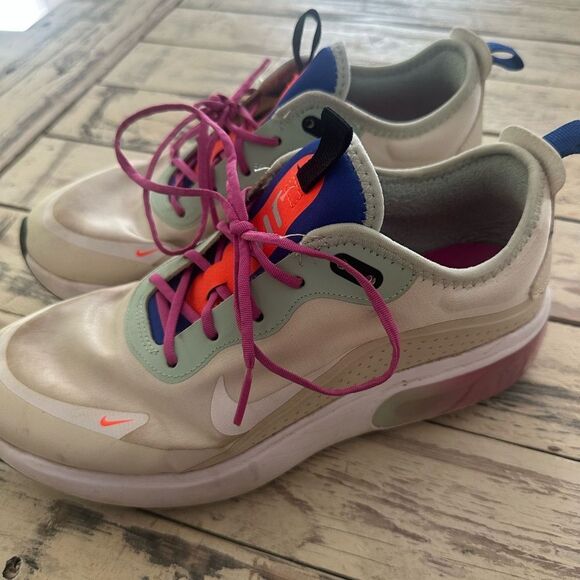 Nike Women's Air Max DIA SE Sneakers - Picture 2 of 7